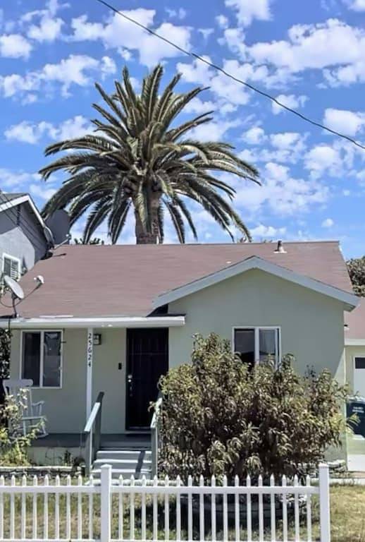 Cozy Cottage with Private Fenced Backyard Pets Welcome in Lomita, Los Angeles County