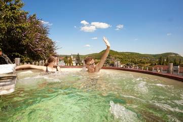 Hôtel pour 4 personnes, avec jacuzzi et balcon, adapté aux familles à Cajarc
