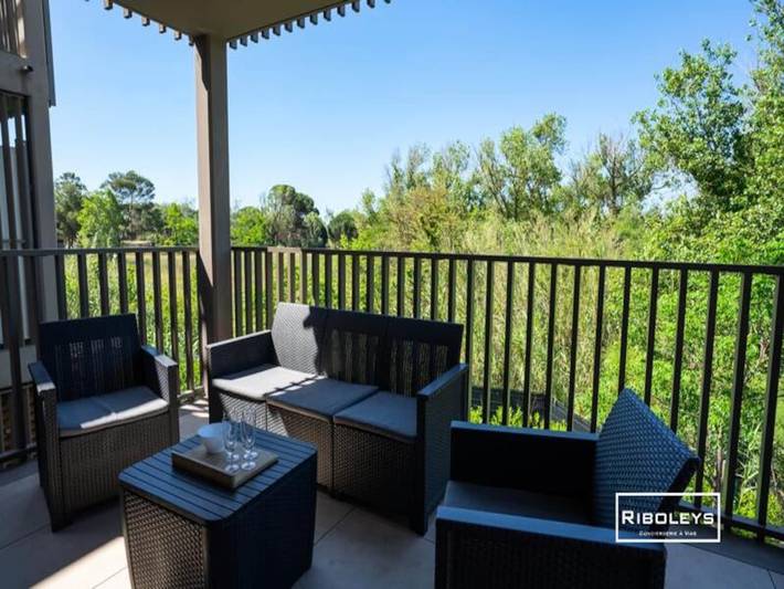 Gîte pour 6 personnes, avec terrasse et piscine dans Plage de la Farinette