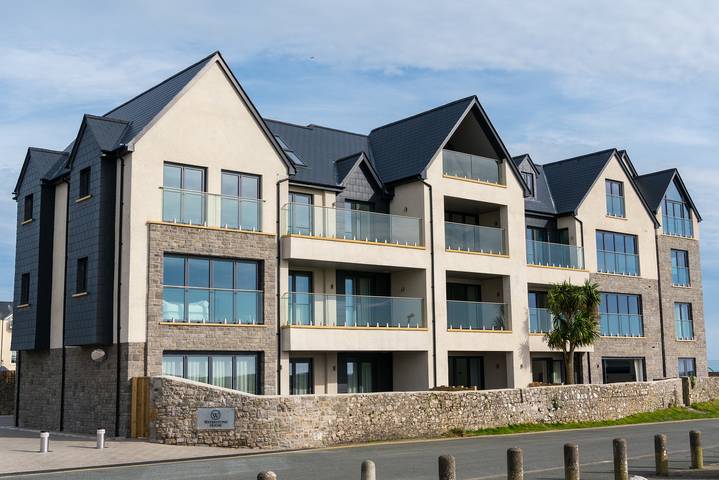 Holiday apartment for 4 people, with terrace and hot tub, child-friendly in Tenby