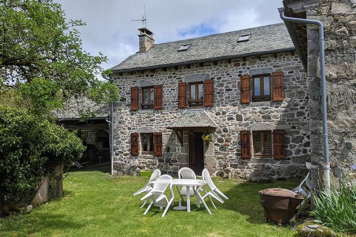 Location de vacances pour 6 personnes, avec terrasse et jardin, animaux acceptés à Montpeyroux (Midi-Pyrénées)