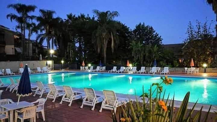 Chambre d’hôte pour 4 personnes, avec balcon ainsi que piscine et jardin à Catane