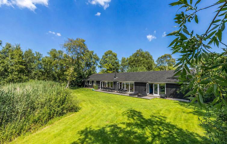 Ferieudlejning for 17 personer, med Jacuzzi og Terrasse samt Sauna i Rågeleje