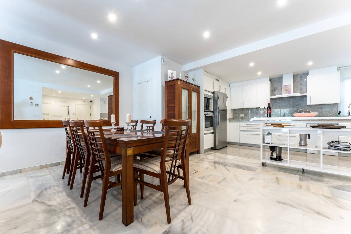 Geheel appartement, Appartement "Golden Beach Elviria" met Gedeeld Zwembad, Privé Terrassen & Wi-Fi in Marbella Oost, Marbella