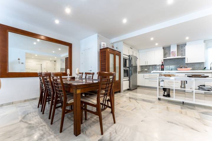 Apartamento entero, Apartamento "Golden Beach Elviria" con piscina compartida, terrazas privadas y Wi-Fi in Don Carlos Elviria, Marbella