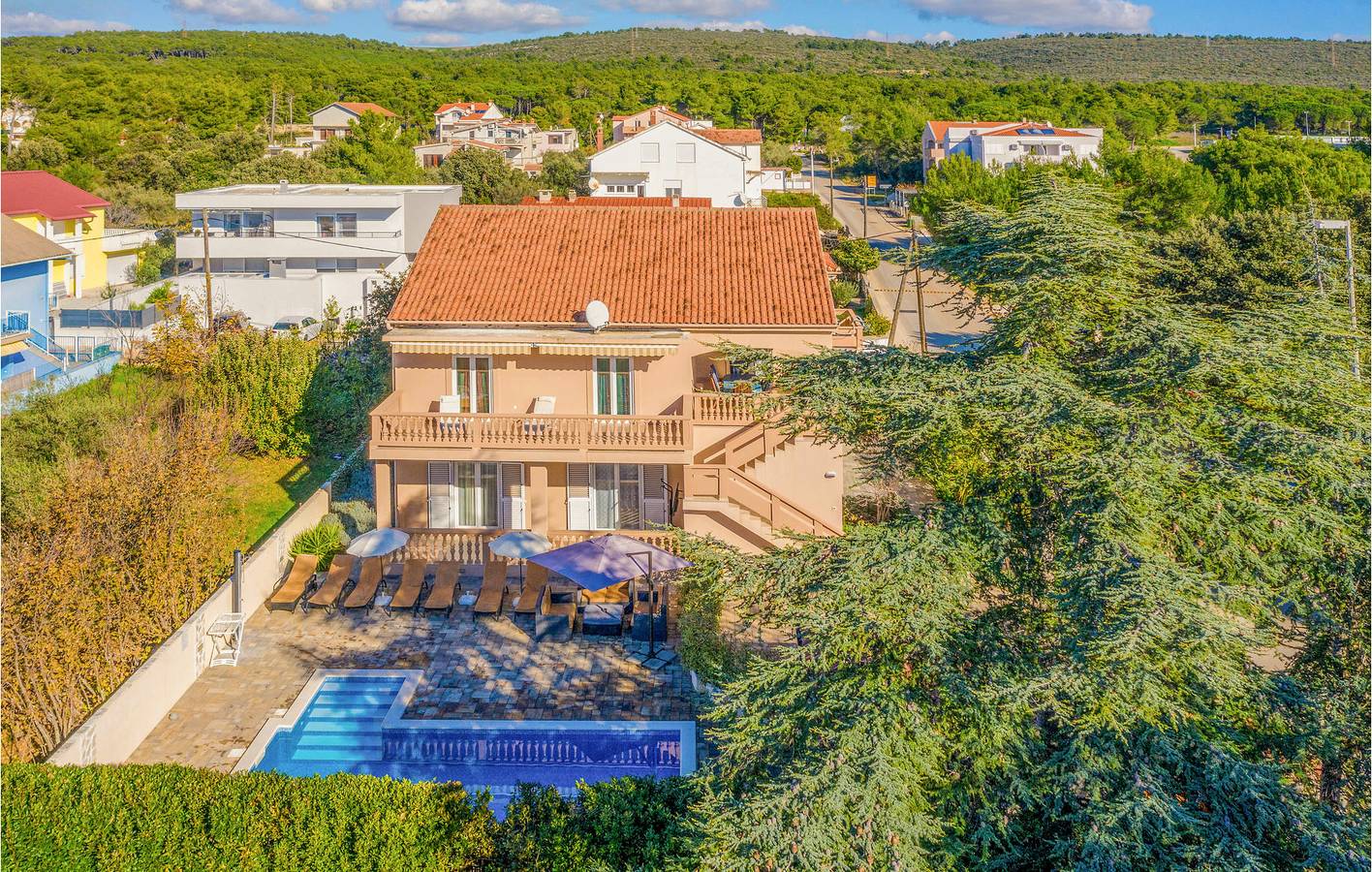Geräumige Ferienwohnung mit Pool und Terrasse, 2,5 km vom Familienstrand entfernt in Bibinje, Zadar