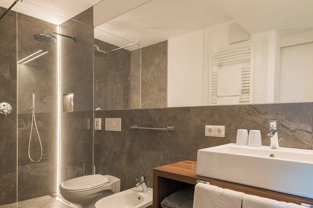 Ganze Wohnung, Appartement mit großer Südterrasse, inkl. Garagenstellplatz in Dorf Tirol, Texelgruppe