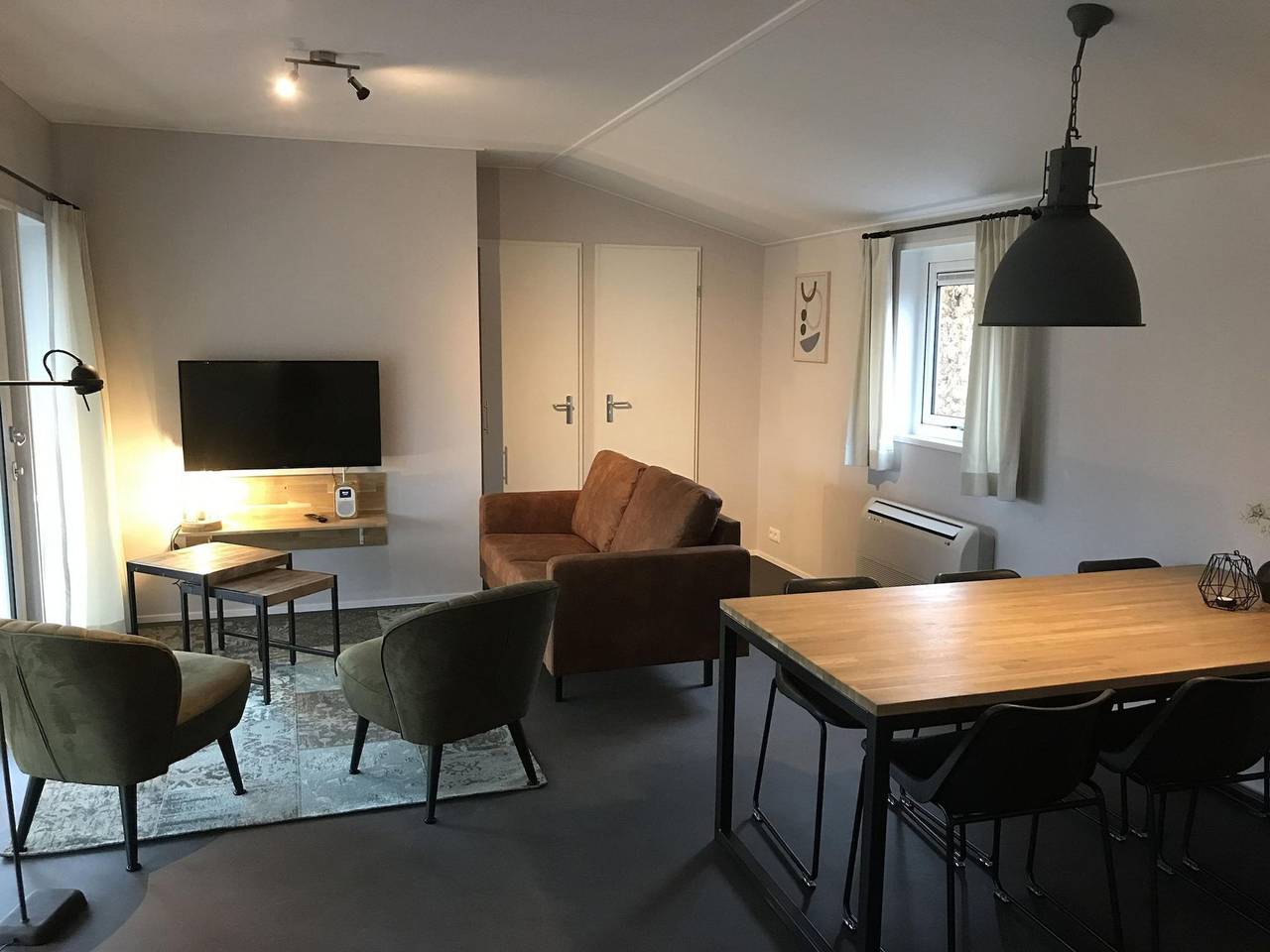 Modern chalet with garden house, on a holiday park on the Amerongse Berg in Utrecht region