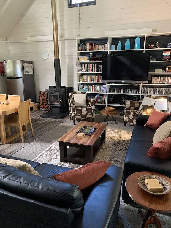 Treetops - wood fire, outdoor spa and great coffee in Daylesford, Hepburn Shire