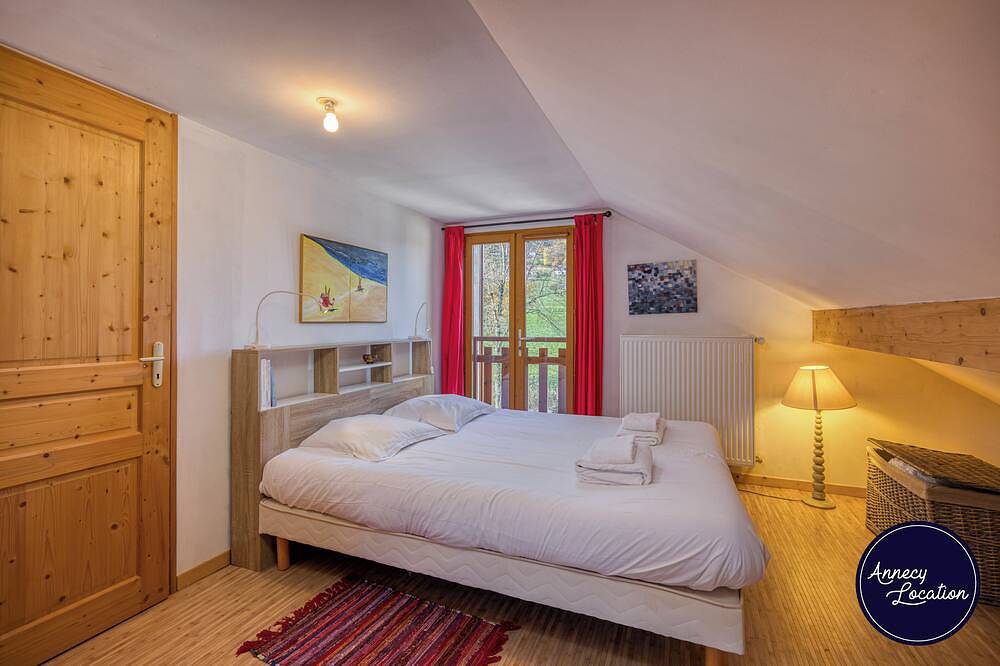 Appartement entier, À seulement 2 km du lac d’Annecy et du charmant village de Menthon-Saint-Bernard, L’Écrin de Bluffy vous accueille dans un cadre paisible entre lac et montagnes. in Menthon-Saint-Bernard, Région d'Annecy