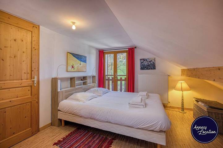 Ganze Wohnung, Just 2 km from Lake Annecy and the lovely village of Menthon-Saint-Bernard, L’Écrin de Bluffy welcomes you to a peaceful setting between lake and mountains. in Menthon-Saint-Bernard, Annecy und Umgebung