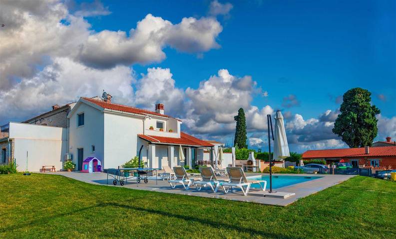 Ferienwohnung für 7 Personen, mit Terrasse und Garten sowie Pool