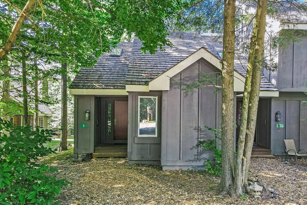 Classic ski-in/out townhouse & loft with deck, gas grill, and private W/D in Blakeslee, Carbon County (PA)