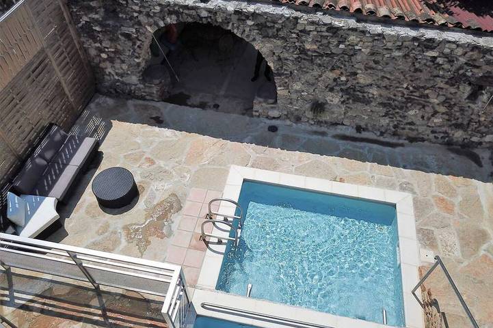 Location de vacances pour 4 personnes, avec jardin et piscine à Embres-et-Castelmaure