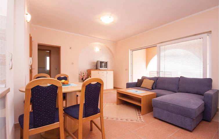 Charmantes Apartment, 1,5 km vom Strand entfernt: Gemütliches Apartment mit Pool und Terrasse in Vodice, Šibenik-Knin