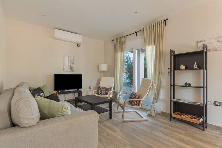 Vacation rental for 6 people, with Yard and Children pool