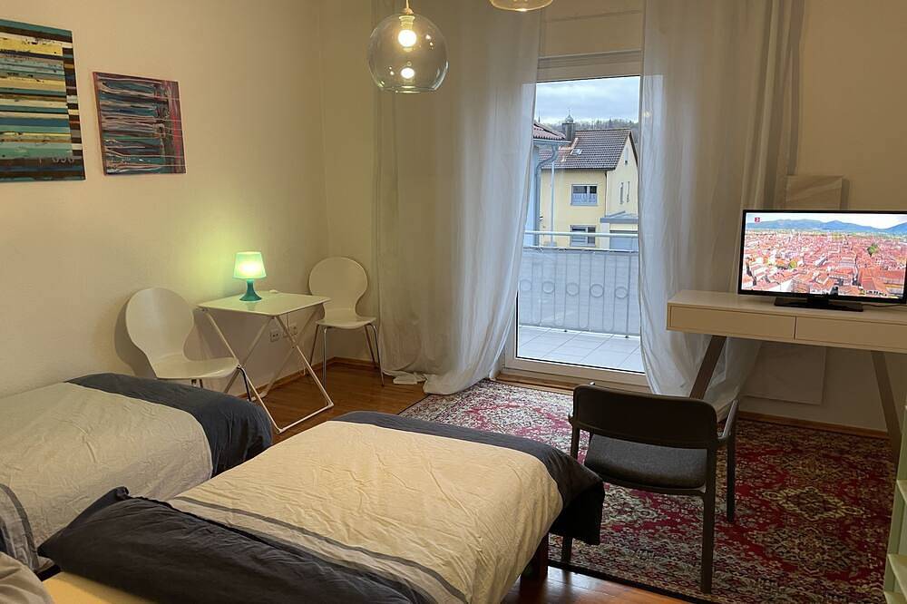 Altstadt Nähe: 7 Min Fußweg über Alte Mainbrücke zu Pension mit Balkon @ Garten! in Ochsenfurt, Fränkisches Weinland