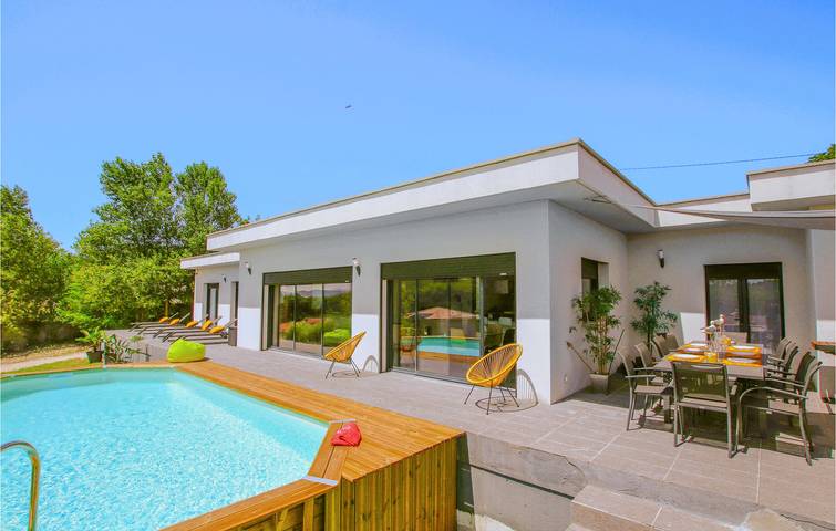 Location de vacances pour 13 personnes, avec terrasse ainsi que piscine et jardin à Montélimar - 2