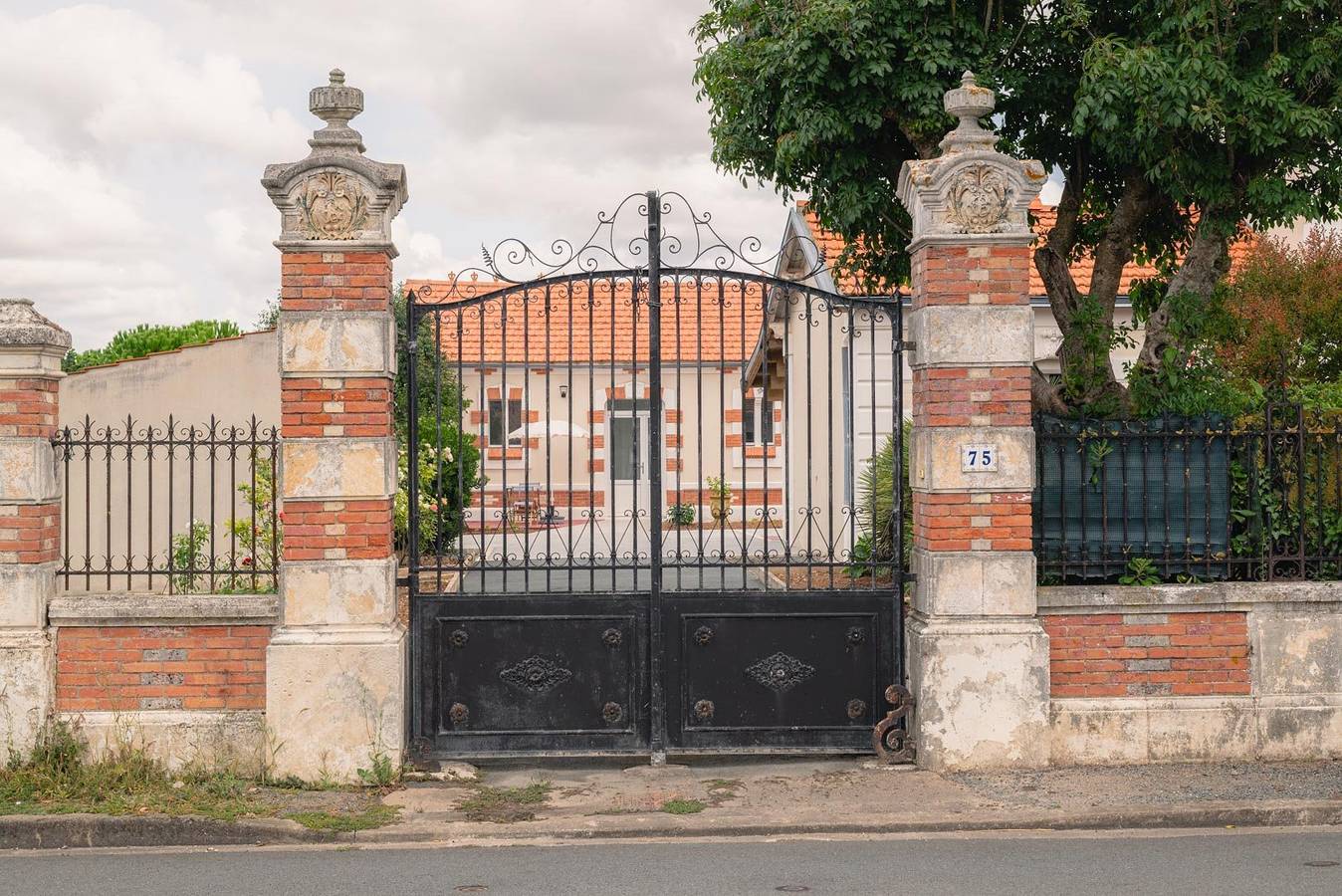 Le Logis Rouge, chambres d'hôtes La Rochelle - L'Aunisienne in Charron, Région de La Rochelle