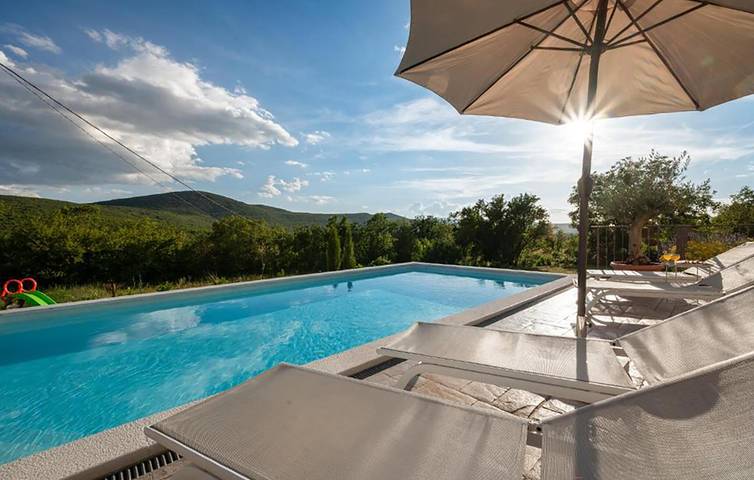 Geräumige 215 m² große Wohnung mit Pool, WLAN und Parkplatz in Cista Velika, Dalmatinisches Zagora