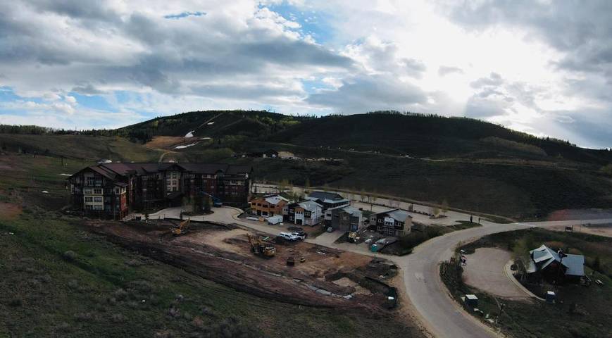 Gîte pour 10 personnes, avec piscine ainsi que jacuzzi et terrasse à Granby - 4