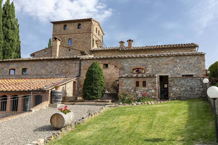 Geheel appartement, Vakantieappartement "Suite Limonaia" met gedeeld zwembad, terras en Wi-Fi in San Gimignano, Provincie Siena