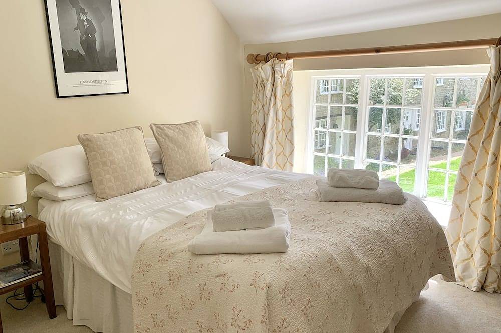 2 minutes to the park & High Street! Family-sized thatched country cottage in Shaftesbury, Dorset