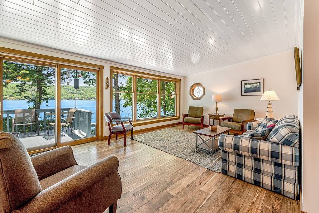 Hundefreundliches Haus am See mit möbliertem Deck und eigenem Steg in Keuka Lake