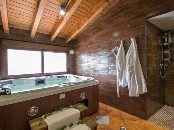 Casa rural para 4 personas, con piscina y jardín en Laroya