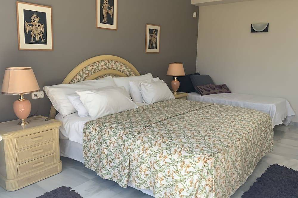 Luxury,fenced townhouse, large garden, swimming pool near golf courses 7 pers. in Paraiso Park, Benahavís