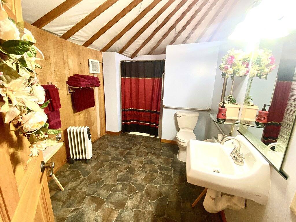 \"Mystische Rose\" ist ein Themen-Yurt als Teil eines ursprünglichen Yurtel Bed & Breakfast in Lane County