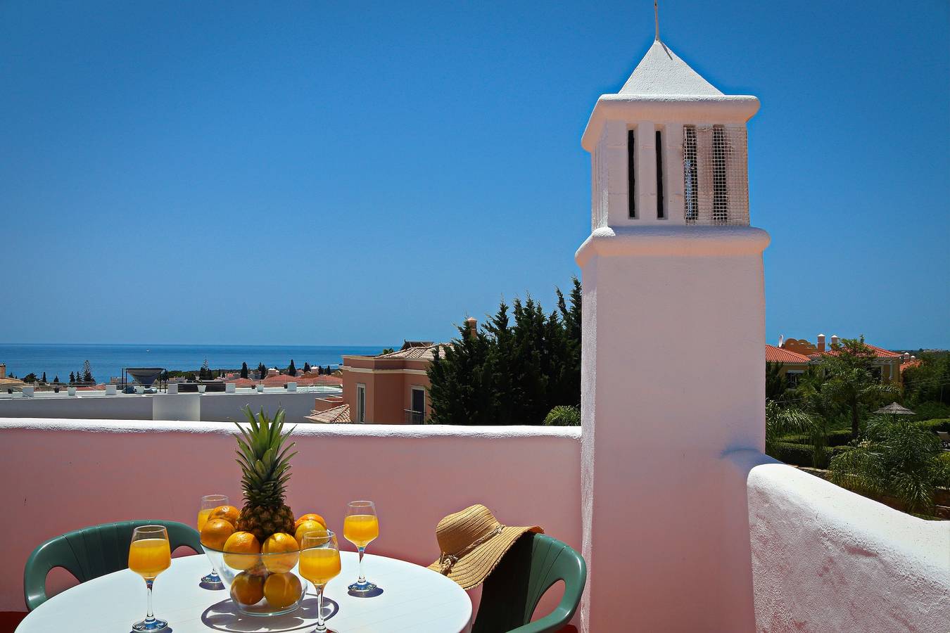 Ganze Wohnung, Ferienwohnung 'Casa Barbara' mit Meerblick, Gemeinschaftspool und Wlan in Alporchinhos (Atlantikküste), Porches