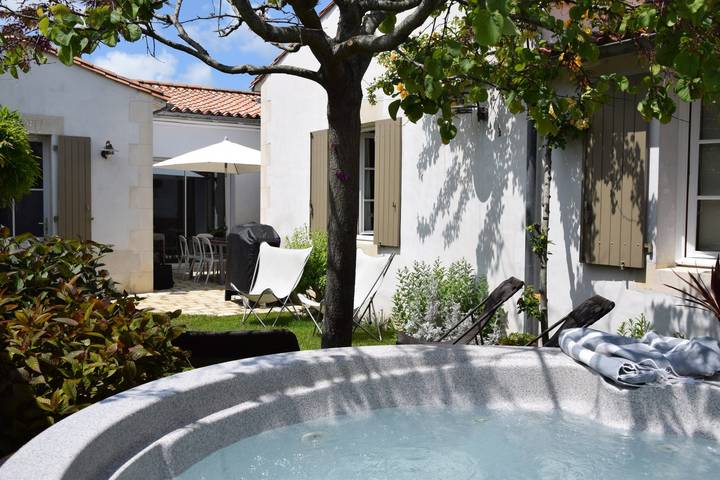 Villa pour 10 personnes, avec jacuzzi ainsi que terrasse et jardin, animaux acceptés en Charente-Maritime