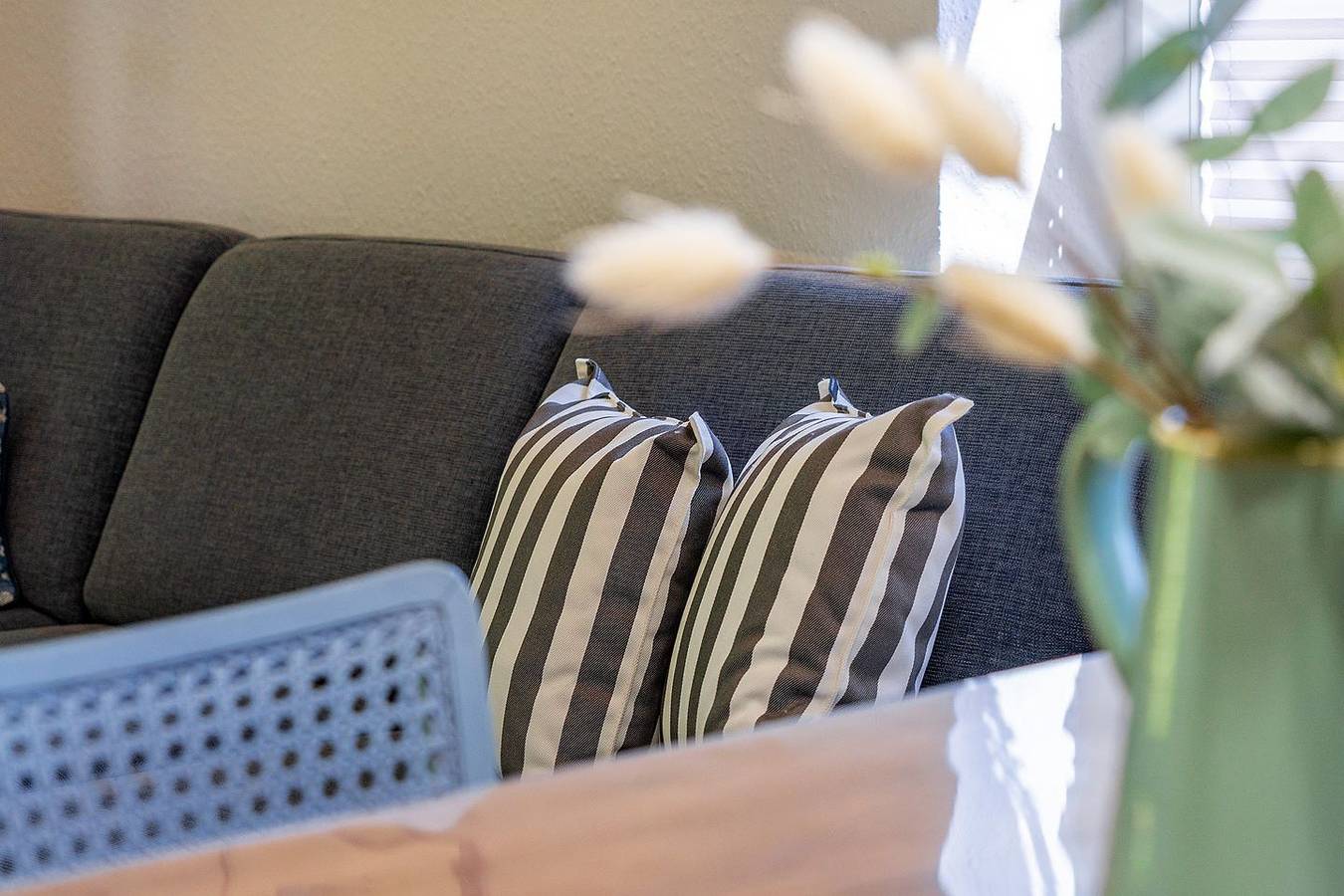 Ganze Wohnung, Neue 72qm Ferienwohnung für 4 Personen mit Terrasse direkt am Wasser in Krummhörn, Landkreis Aurich