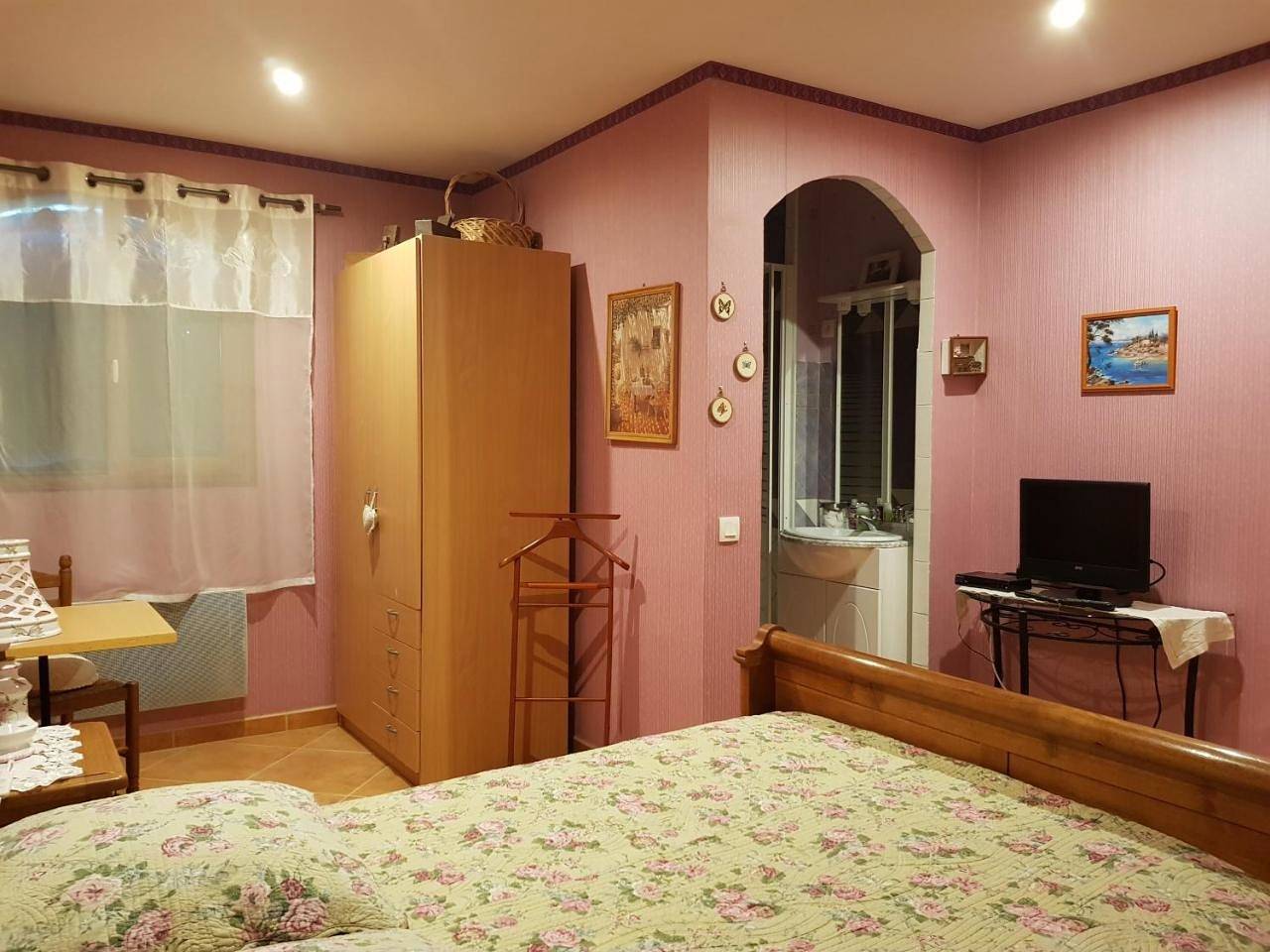 Double Room with Private Bathroom in Flassans-sur-Issole, Région de Brignoles