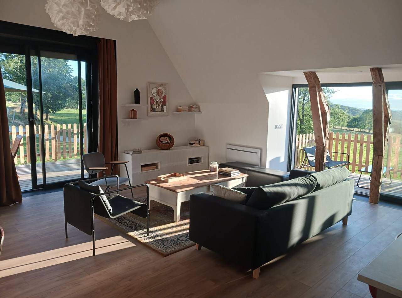 Grange rénovée avec piscine chauffée in Anglards-de-Salers, Parc naturel régional des Volcans d'Auvergne