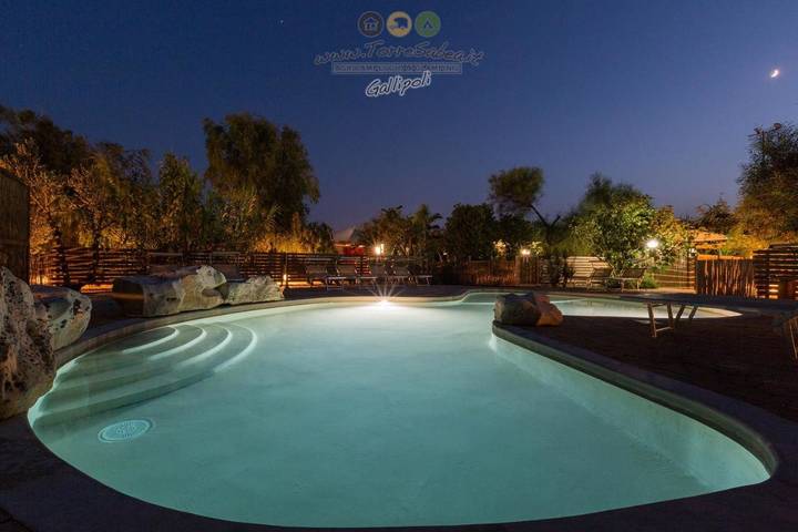 Camping für 4 Personen, mit Terrasse und Garten sowie Pool und Ausblick in Gallipoli