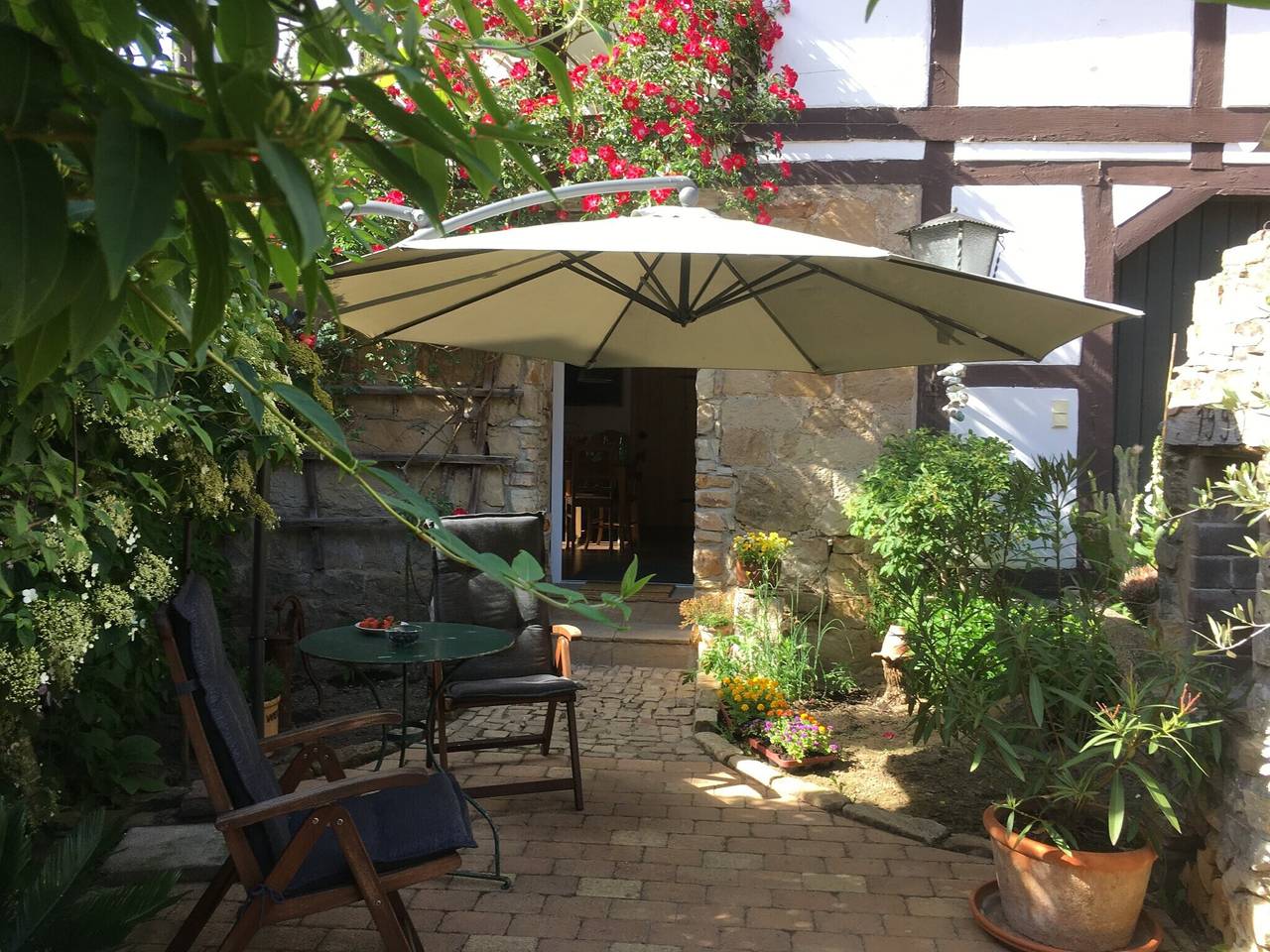 Apartamento inteiro, Apartamento 'Ferienwohnung Fachwerk-Home' com terraço privado in Emmerthal, Weser Hills