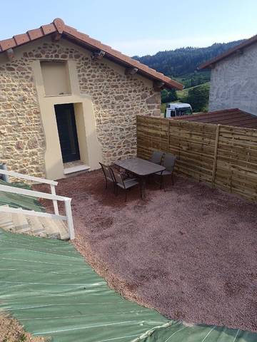 Gîte pour 5 personnes, avec terrasse et vue à Cours-la-Ville