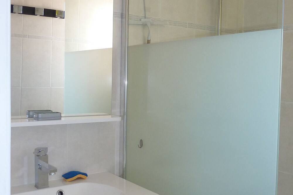 Appartement entier, F3 4/5 personnes 38m2 ,tout confort, ds  propriété privée fermée clim in Montescot, Côte d'Améthyste
