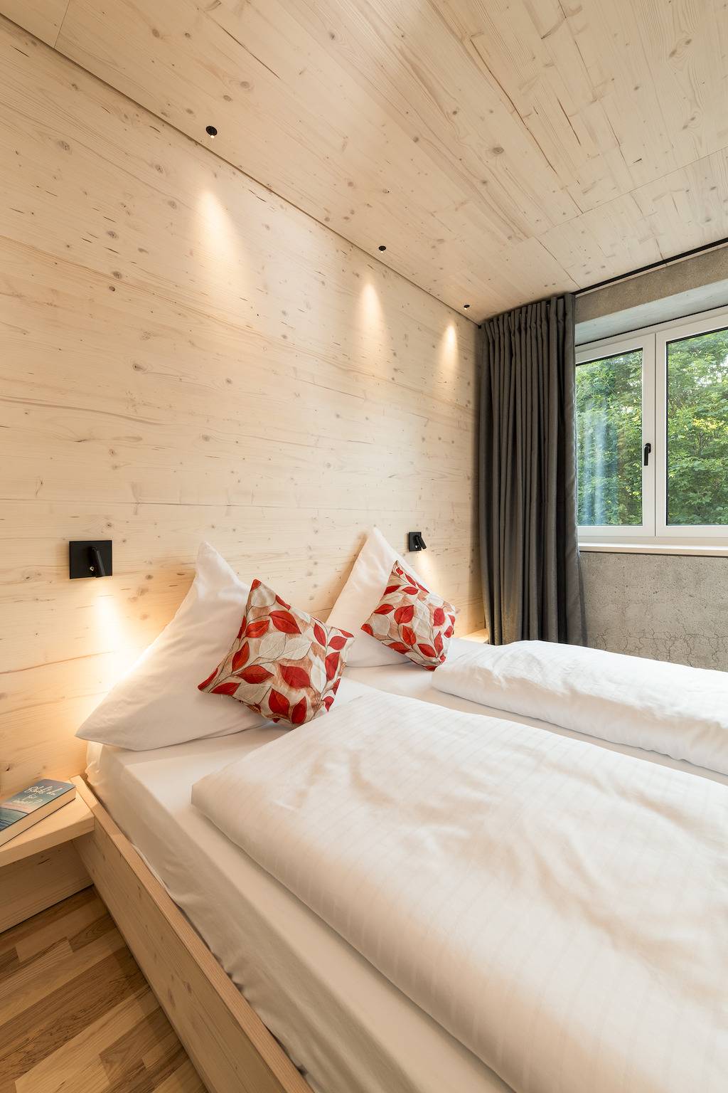 Ganze Ferienwohnung, Hohentwiel Apartments - Deluxe Studio mit Kingsize-Bett, voll ausgestattete Küche, 34 qm in Singen, Hegau