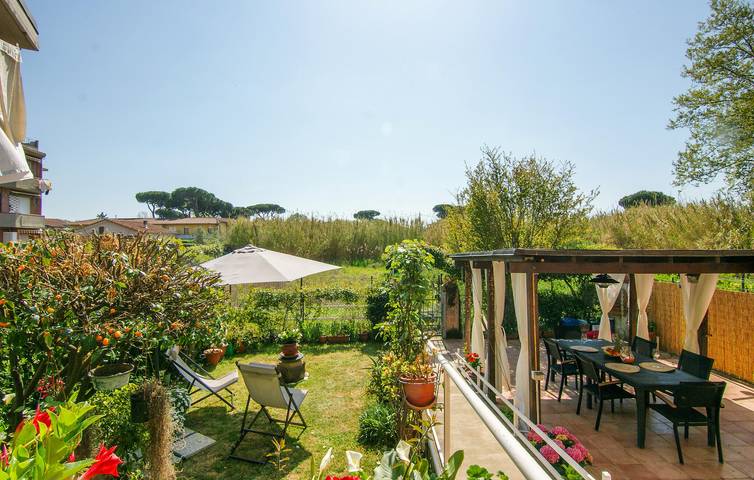 Appartement de vacances entier, Appartement confortable à 1,5 km de la plage : 2 chambres avec jardin et terrasse in Massa (Italie), Riviera Italienne