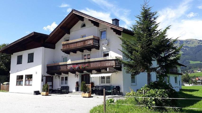 Ferienhaus für 24 Personen, mit Balkon und Terrasse sowie Sauna