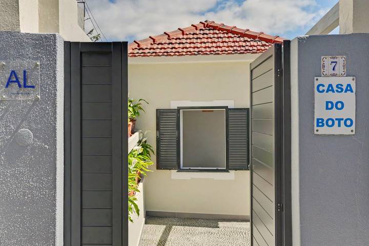 Chalet "Casa Do Boto" with Sea View, Private Terrace & Garden in Gaula, Madeira