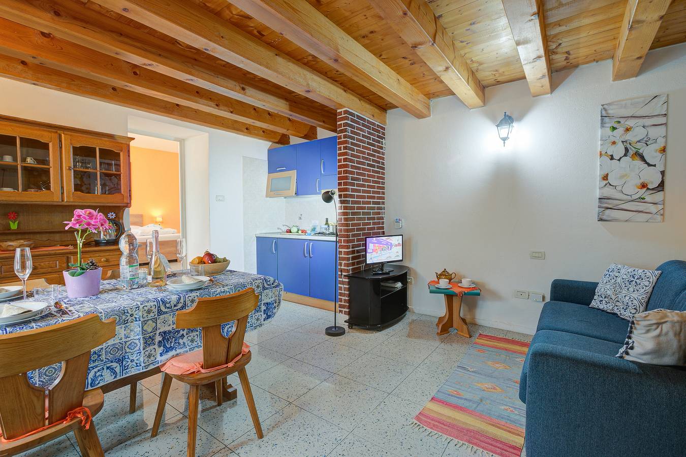 Entire apartment, Cozy Mountain View Apartment: Walk to Beach and Dining! in Torbole, Nago-Torbole