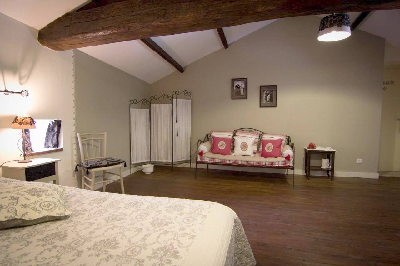 Four-Bedroom House in Nieul-le-Virouil, Région de Jonzac