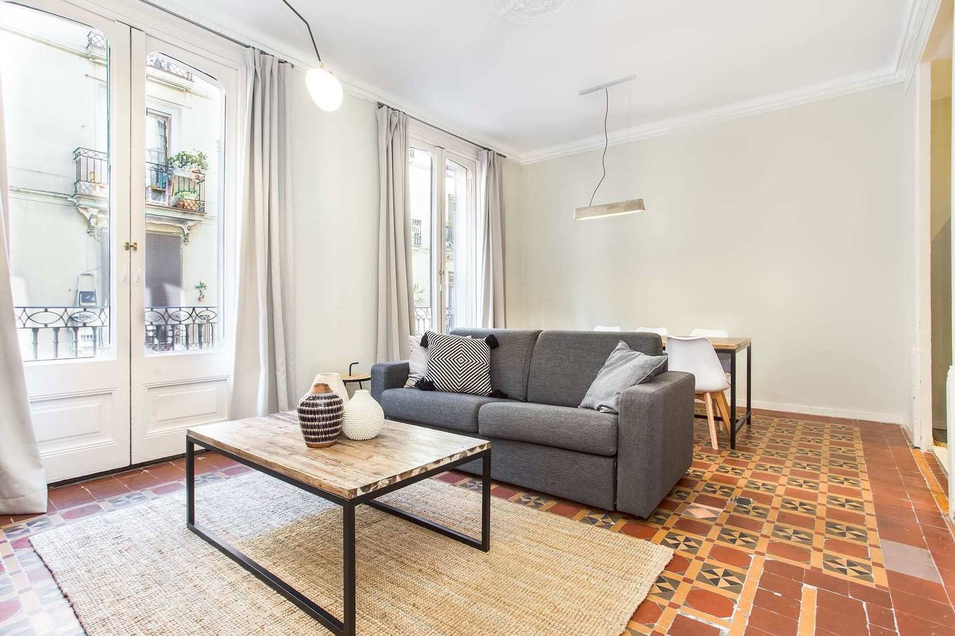 Entire apartment, Las Ramblas - Liceo 4 Bd with balcony  in Barcelona Centre, Barcelona