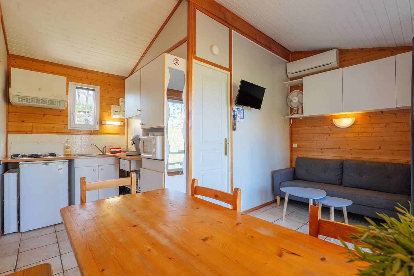 Appartement entier, 'Les Gîtes de Chauzon 3' avec piscine partagée et climatisation in Chauzon, Ardèche
