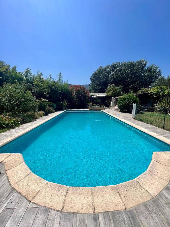 Maison de vacances pour 2 personnes, avec Terrasse et Jardin ainsi que Piscine et Vue à La Roquette-sur-Siagne
