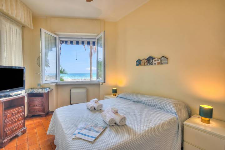 Appartamento intero, Mer Vivante - Front Beach with Balcony in Bagni Derna, Albenga